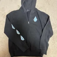 Volcom 黒パーカー 青いロゴ付き