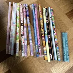 キャラクター鉛筆 まとめ売り 16本セット 三角の形、虹色鉛筆 短い鉛筆 様々のサムネイル