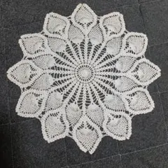ホワイトレース編みマット　直径34㌢