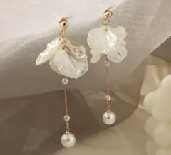 花びらデザイン ロングイヤリング パール付き