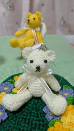 ハンドメイド　くまの編みぐるみ　　ホワイトベア　ストラップ付き