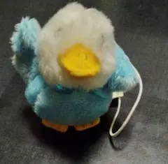 青い手を振るぬいぐるみ