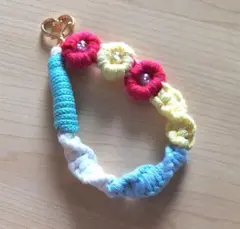 ハンドメイド　花モチーフ付きスマホハンドストラップ