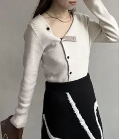 【新品タグ付き】 thevon せヴォン アシメネックボタンリブニット