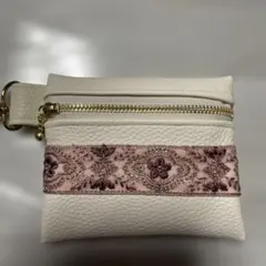 合皮ミニポーチ　ホワイト合皮とインド刺繍リボン　ハンドメイド　ナスカン付