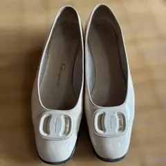 Salvatore Ferragamo アイボリーエナメル ローファー2万円の品のサムネイル