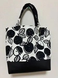 ハンドメイド⭐︎トートバッグ　ブラックアップル柄　北欧柄