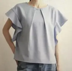 IKKA LOUNGE フレアフリルブラウス　サックス