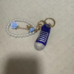 スニーカー型チャーム 青と銀　マイケルコース