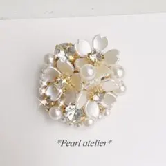 白花＊パール＆ビジューブローチ✨　式　卒業式　入学式　桜モチーフ　ハレの日　軽量