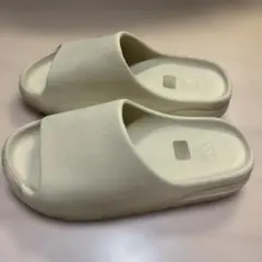 YEEZY Slide イージースライド サンダルのサムネイル