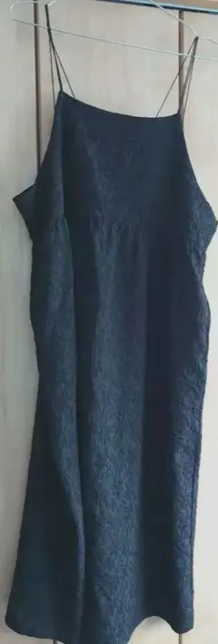 黒の花柄刺繍キャミワンピース