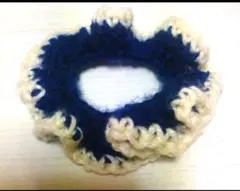 紺色✕オフホワイトの毛糸のシュシュ（かぎ針編み）