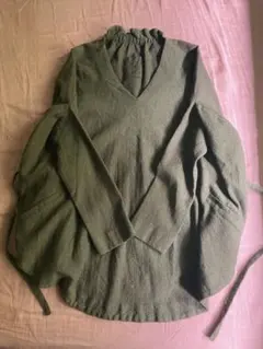 オリーブグリーン Vネック　ギャザーシャツ　エタブル　wool 100%