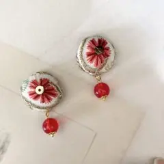 dori様 ネジバネイヤリングに変更 赤いお花インド刺繍リボンのくるみボタン