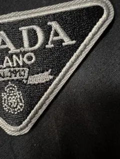 PRADA 刺繍トライアングルパッチ