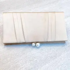 クラッチバッグ　パールが上品なパーティバッグ　シャンパンベージュ