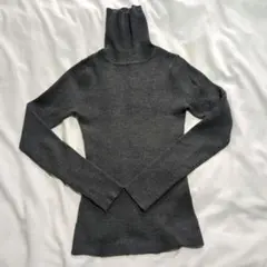 グレー タートルネック 長袖ニットリブ編みのグレーのタートルネック長袖ニット