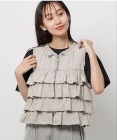 niko and... フリルティアードベスト　グレイッシュベージュ