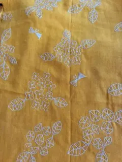 ちょうちょとお花柄の刺繍入りガーゼ生地　ハンドメイド　手作り