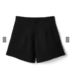 ハイウエスト タック入り ブラックショートパンツ