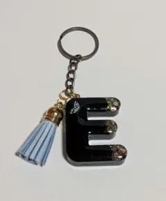 #535 イニシャルキーホルダーE ハンドメイド レジン