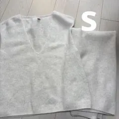 ユニクロ Vネックニットベスト スカートスフレヤーン ホワイト　S