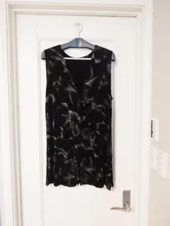 黒とグレーの模様のノースリーブベスト 蝶柄