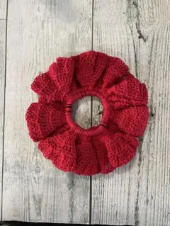 赤いフリルのシュシュ