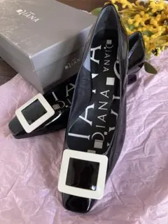 DIANA 黒 エナメル フラットシューズ