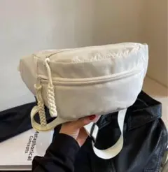 ボディバッグ　ショルダーバッグ　斜めがけ　白　シンプル　軽量　男女兼用