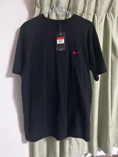Nike ブラック Tシャツ 赤ロゴ