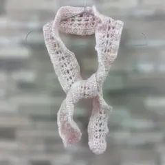 淡いピンクのレース編みマフラー