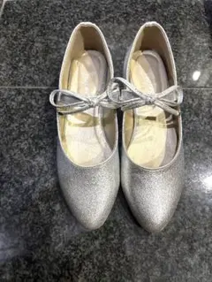 美品 即日発送　シルバー パンプス ラメ ポインテッドトゥ リボン 上品 結婚式