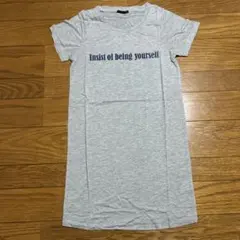 NINE グレー メッセージプリント ワンピース