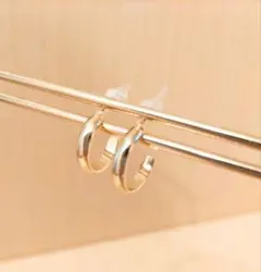 【未使用品】フープピアス　リング　ゴールド カラー　樹脂ポスト
