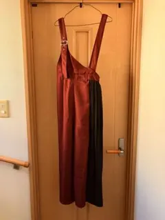 バーガンディとブラックのサロペット