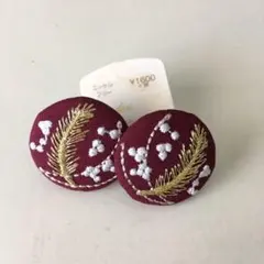 【ピアス】くるみボタン刺繍（赤）