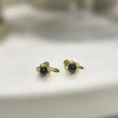 【ヴィンテージ風】お花のミニイヤリング 緑×アイボリー ネジバネ式 レトロ