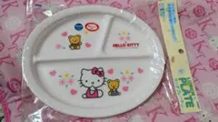 サンリオキティ　お子様ランチプレート皿　レンジ対応　食器　くま　よこすわり