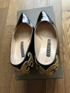 BOUTIQUE OSAKI ブラックパンプス ゴールド装飾
