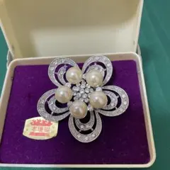 パールとクリスタルのお花形ブローチ　ケース付き