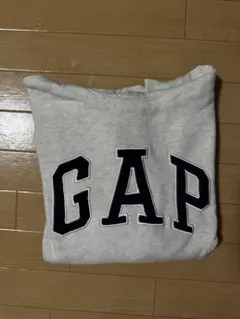 GAP グレー ロゴ入り パーカー