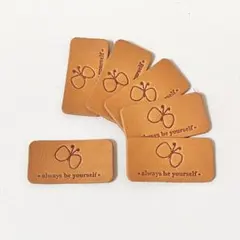 ＊英字 ＋ 蝶々（m）＊　ライトキャメル　革タグ　ハンドメイド　素材　6枚