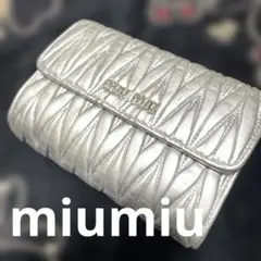 miumiu ミニ財布　マテラッセ　アイコン　二つ折りのサムネイル