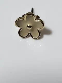 ★★花型スタッドピアス★ クリーム色★片耳★★可愛い✨