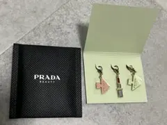PRADA チャーム リップスティックと矢印モチーフ