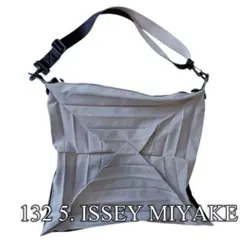 132 5. ISSEY MIYAKE ショルダーバッグ 折り紙