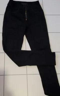 ブラックスキニーパンツ ジッパーデザイン