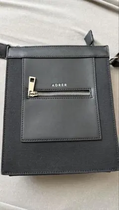 ADRER ワンポイントショルダーバッグ　ブラック